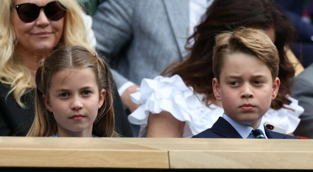 I principini George e Charlotte alla finale di Wimbledon: «Eleganza di famiglia». Sugli spalti con Kate e William