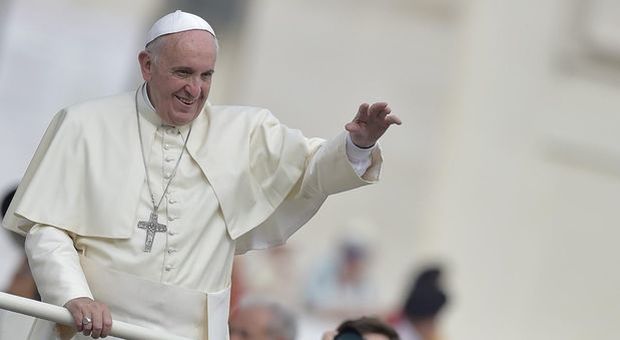 Papa Francesco compie 79 anni: torta di compleanno e messaggi di auguri