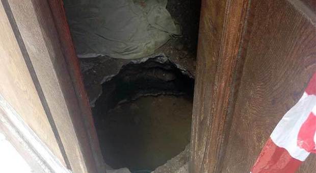 Il tunnel scavato dai ladri per mettere a segno il furto alla gioielleria Malavolta