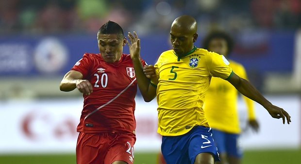 Il Brasile è eliminato dal Perù con un gol di mano: Dunga sotto accusa. Ecuador avanti: adesso gli Stati Uniti