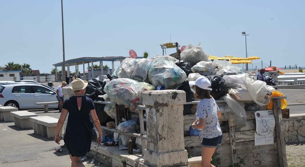 Roma, raccolta in tilt a Ostia: spiagge con vista rifiuti. «L’Ama non li ritira»