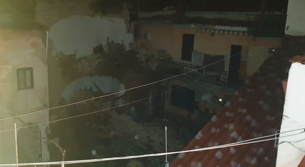 Crolla muro di un palazzo storico a Maddaloni
