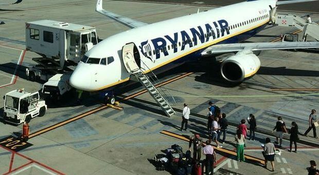 Hostess con febbre su volo Ryanair: attivate procedure per identificare tutti i passeggeri