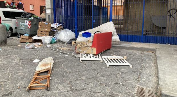Napoli, si sversa nonostante le telecamere: decoro e igiene ko a Ponticelli