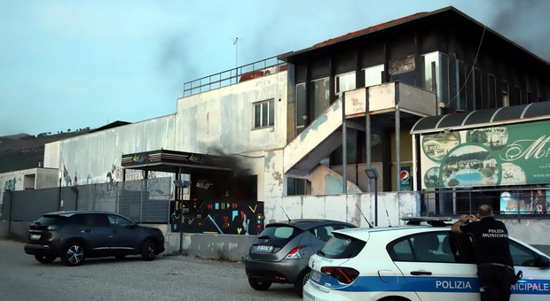 Incendio nel Duel Village a Caserta, trovate tracce di esplosivi
