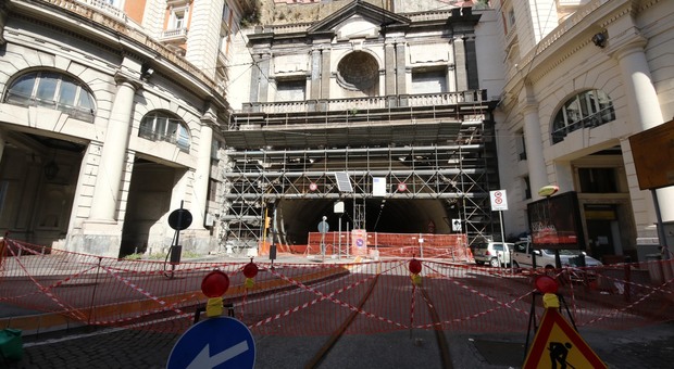 Napoli, stop alla riapertura della Galleria Vittoria: «Rischio nuovi crolli, impossibile aprire»