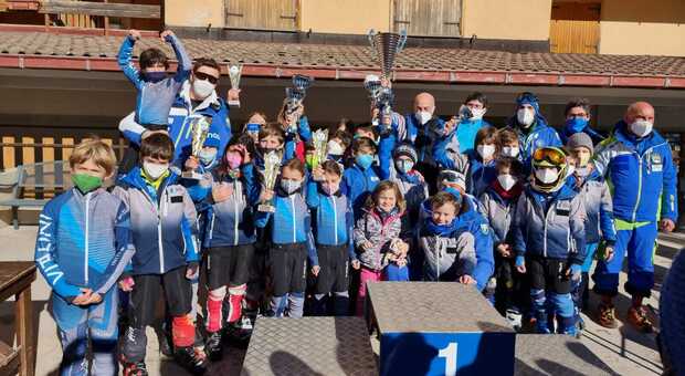 La squadra dello Sci club Ovindoli che ha vinto il "Memorial Pierleoni"