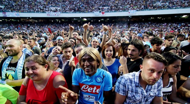 Nino D'Angelo conquista il "suo" San Paolo: "Scusa ai giovani per la Napoli che non è"