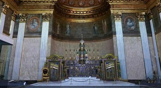 Napoli, giallo a Palazzo Reale: sparito un candelabro dall'altare maggiore della Cappella Palatina
