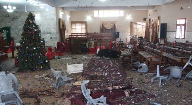 Kamikaze si fanno esplodere in una chiesa cristiana: almeno 7 morti tra cui donne e bambini