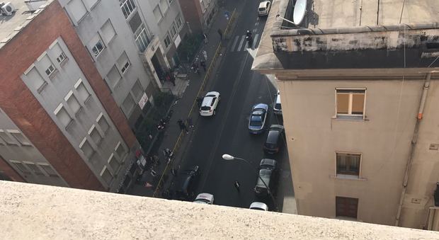 Napoli, tenta suicidio da un parapetto, salvato in extremis dai poliziotti