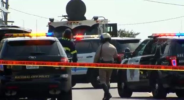 Sparatoria a San Diego, due morti e due feriti gravi. Killer si barrica in una casa: arrestato dopo 8 ore