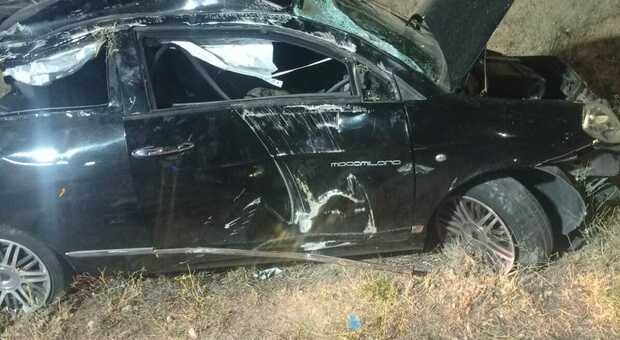 Schianto mortale, perde il controllo dell'auto e sfonda la balaustra: muore 21enne