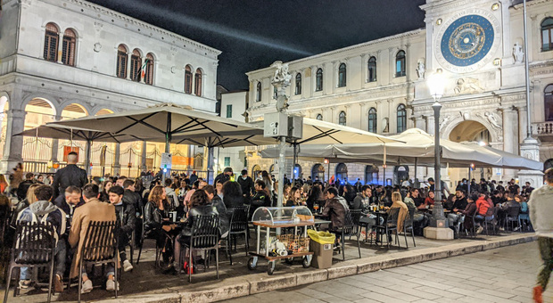 I locali nella centralissima piazza dei Signori I locali nella centralissima piazza dei Signori