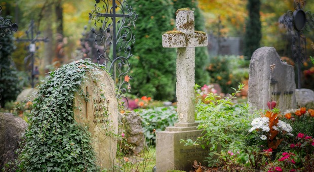 Operaio del cimitero sistema la fossa di una tomba: la terra crolla e resta sepolto Operaio del cimitero sistema la fossa di una tomba: la terra crolla e resta sepolto