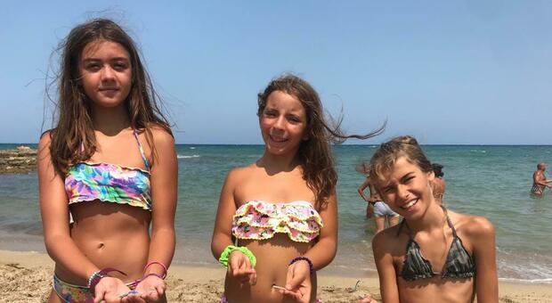 Rosa Marina, tre piccole ambientaliste per ripulire la spiaggia: infaticabili Titti, Elena e Sofia