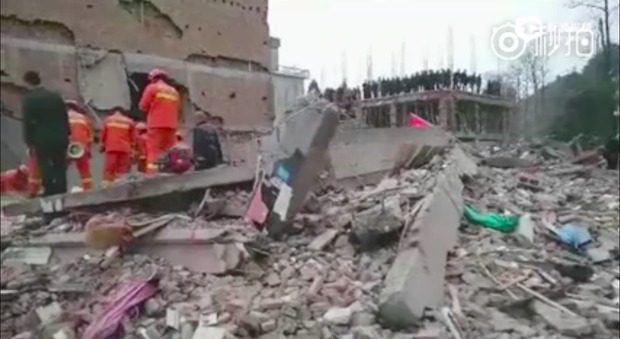 Cina, crollano tre edifici di 5 piani: «Numerose persone sotto le macerie»