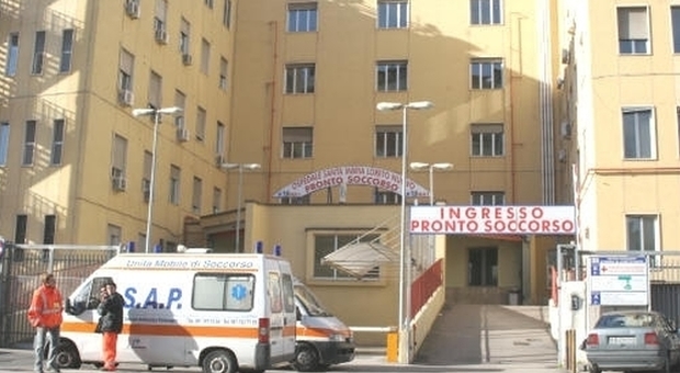 Napoli: accoltellato alla schiena per motivi da accertare, 46enne in prognosi riservata