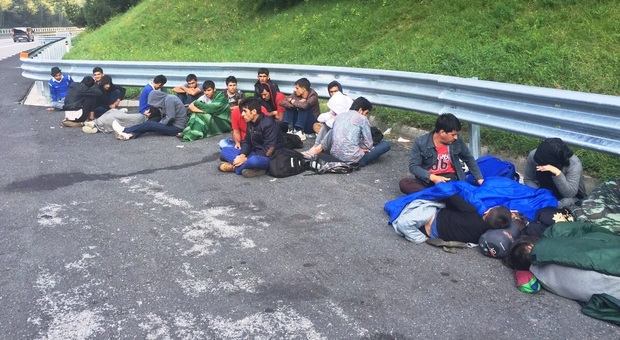 In fila indiana in autostrada: gruppo di clandestini fermato nella notte