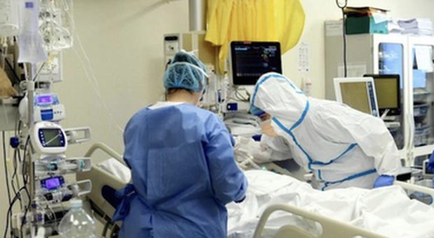 Coronavirus in Campania, aumentano i ricoveri: ospedali pieni, Covid center a Caserta e Salerno