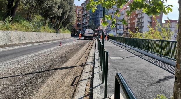 Napoli, a via Terracina c'è la posa per la nuova pavimentazione in asfalto
