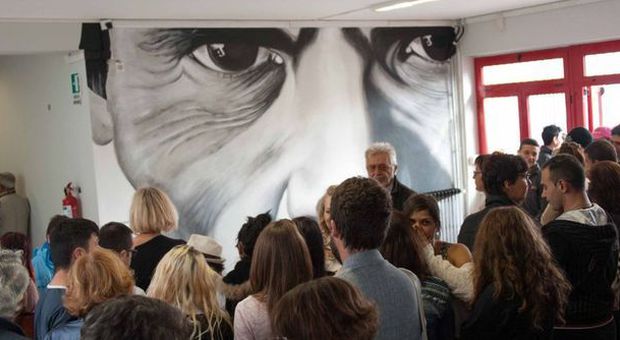 Arte, dal Superpope a Pier Paolo Pasolini: a Ostia, Maupal firma murales in una scuola
