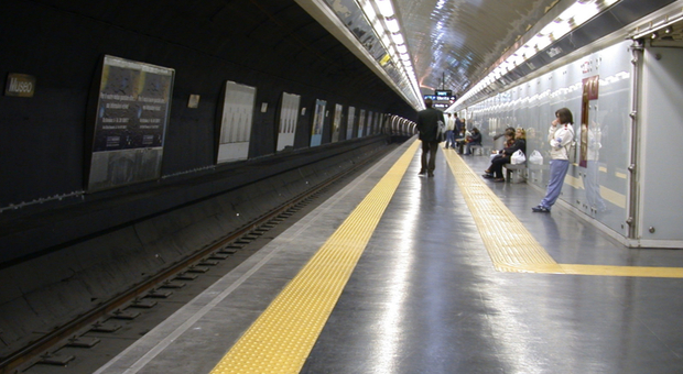 Napoli, terrore in metropolitana: 35enne urla, è armato di coltello