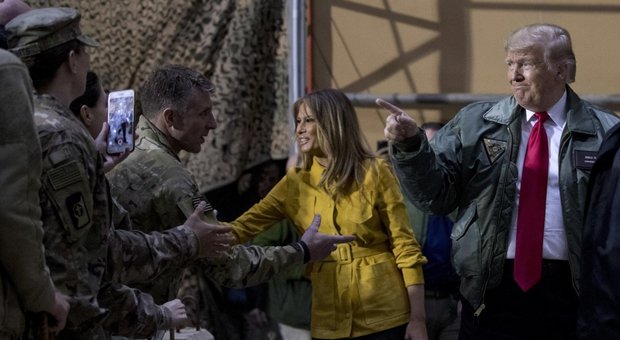 Donald Trump e Melania visitano le truppe americane in Iraq: «Nessun piano di ritiro»