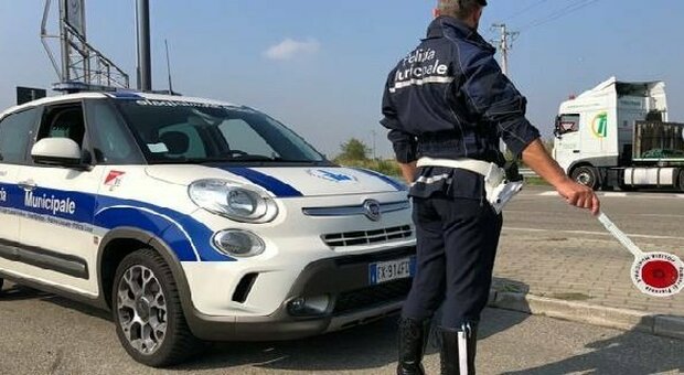 Incidente mortale a Ponticelli, una 500 travolge un ciclista: la vittima aveva 58 anni
