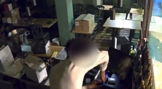 Furto in osteria, il ladro incastrato dalle telecamere si infuria: «Ti querelo, quel video è diffamazione»