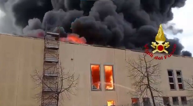 Incendio nel milanese, in fiamme un'azienda di materiali plastici: una colonna di fumo nero invade la città