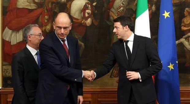 La gelida stretta di mano fra Renzi e Letta