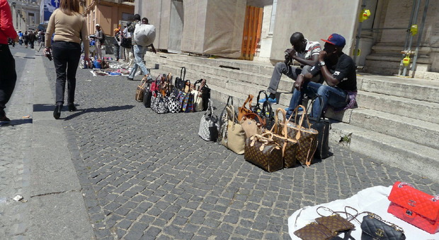 Roma, commercio abusivo: maxi-retata a San Pietro