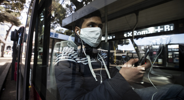 Nuovo Dcpm Coronavirus: mascherine raccomandate per strada, ma non niente multa. Obbligatorie su mezzi pubblici e nei negozi: costeranno 50 centesimi quelle chirurgiche