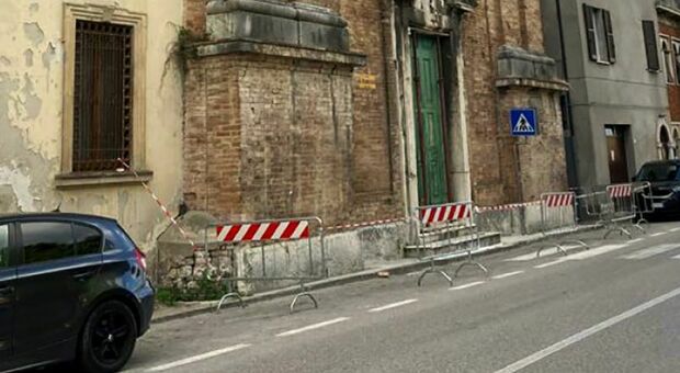 Crollano pezzi di cornicione: transenne alla chiesa di San Francesco