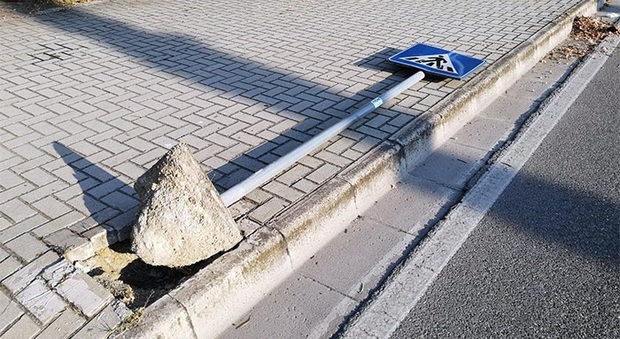 San Benedetto, vandali senza limiti: sradicati anche i segnali stradali