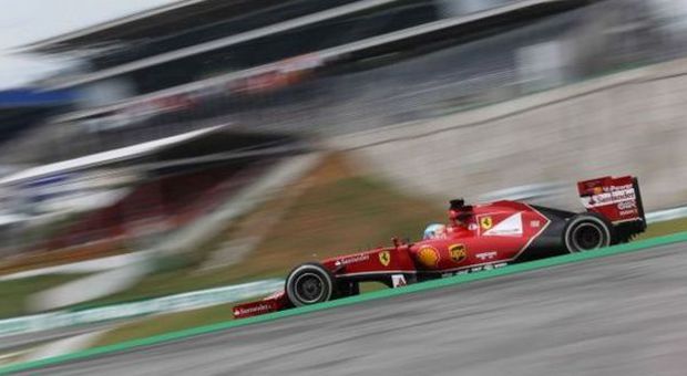 F1, paura per Alonso durante le prove libere del Gp del Brasile: l'auto va a fuoco