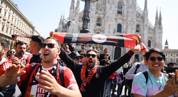 Inter-Benfica, l'invasione in piazza Duomo di 5mila tifosi portoghesi