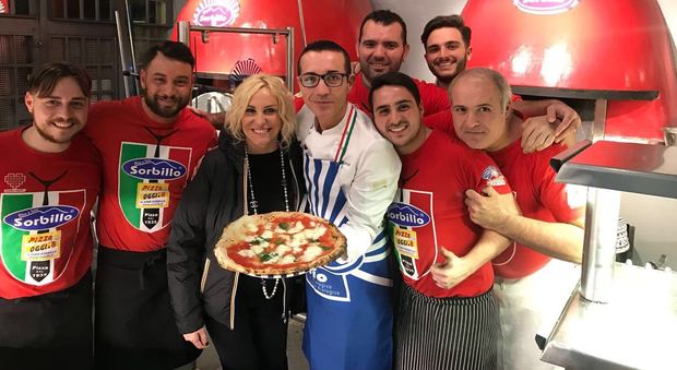 Antonella Clerici si improvvisa pizzaiola: ecco la sua pizza preparata e cotta da Gino Sorbillo a Napoli