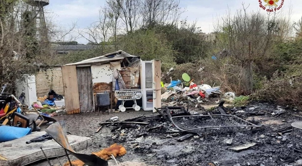 Roma, incendio al Collatino: baracche del campo rom distrutte dalle fiamme