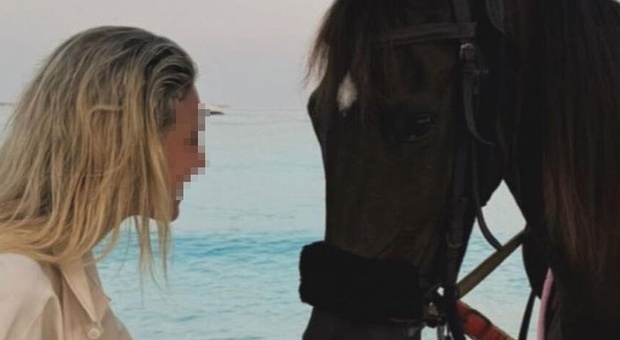 Chanel Totti, camicia over total white per la passeggiata sul cavallo in spiaggia alle Maldive: la pausa da scuola continua