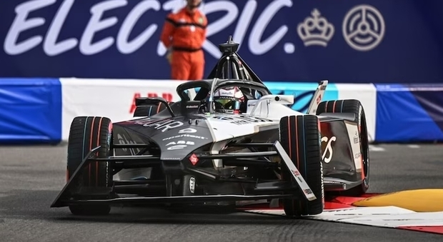 La Jaguar di Evans impegnata nell'E-Prix di Montecarlo
