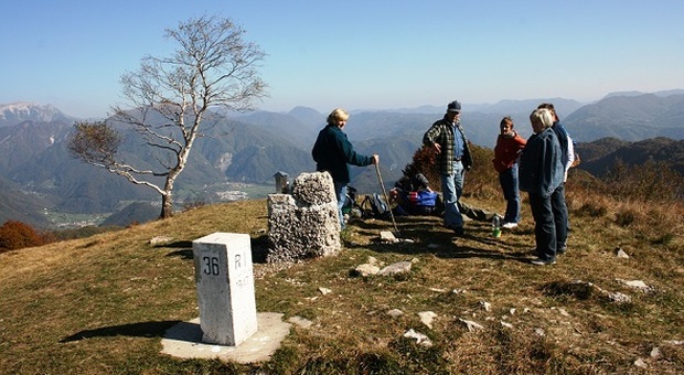 Il cippo di confine tra Italia e Slovenia sul Kolovrat