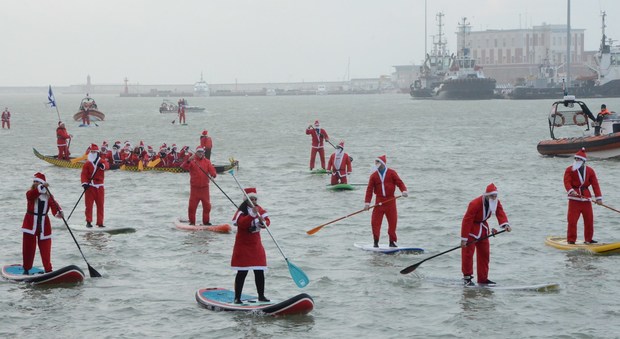 Babbo Natale: l'arrivo in sup al porto (Foto Video Carretta)