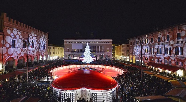 Pesaro, il Covid cancella mercatini, spettacoli e pista di ghiaccio: «Sarà un Natale diverso ma non perso»