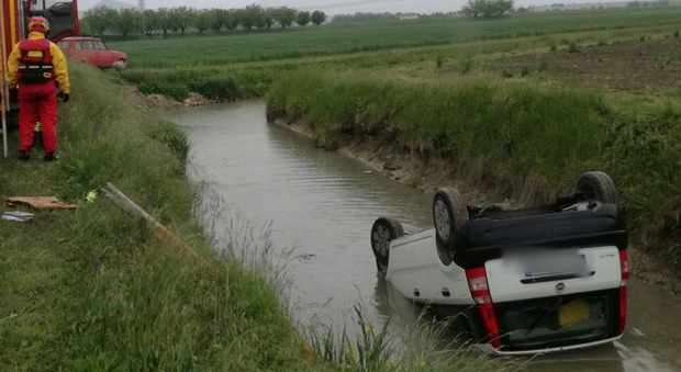 Vicenza, finisce con l'auto dentro un canale: passante lo salva tenendogli la testa
