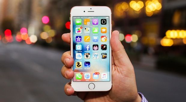 iPhone con batteria rallentata, Apple taglia i prezzi e chiede scusa