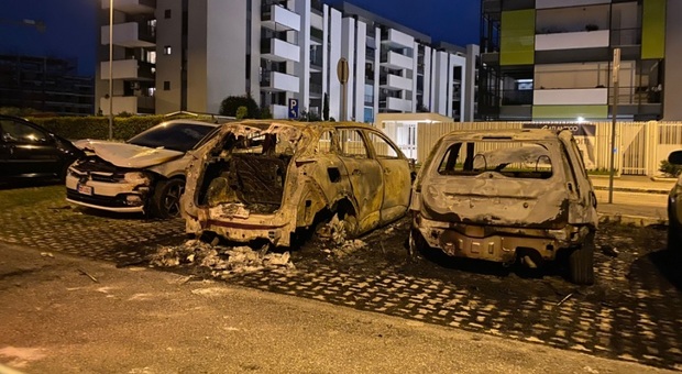 Roma, allerta sicurezza a Mezzocammino: tre auto date alle fiamme e furti di auto