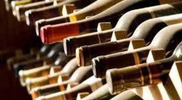 Portiere di notte svuotava la cantina: spariti liquori e vini per 15mila euro