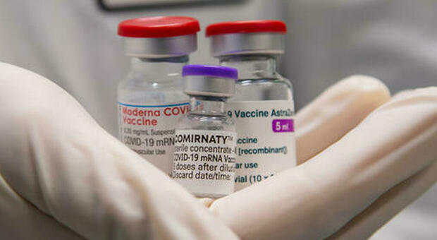 Il mix di vaccini è più efficace contro le varianti: la conferma in uno studio